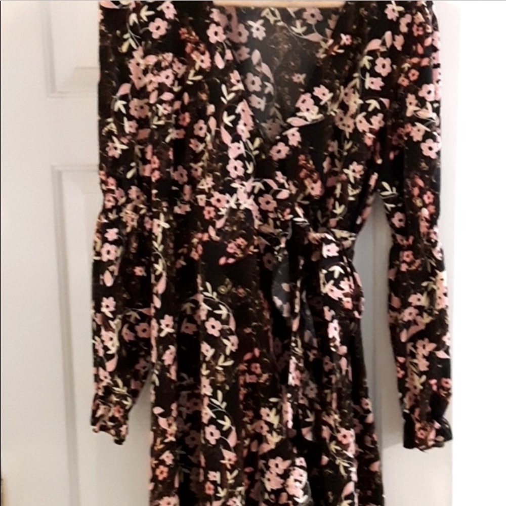🌺 Stylish flower wrap dress - NWOT